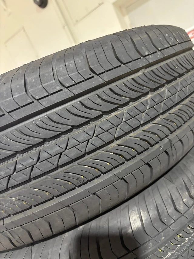 nový 225/65/R17 Continental A/S–RAV4/CRV/Journey/Terrain/Rogue, Import Kanada — Foto 3 z 3