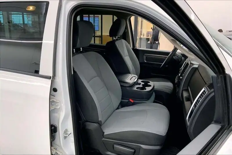 2023 RAM 1500 Classic, weiß, 42.469 km, Import Kanada — Foto 7 z 12