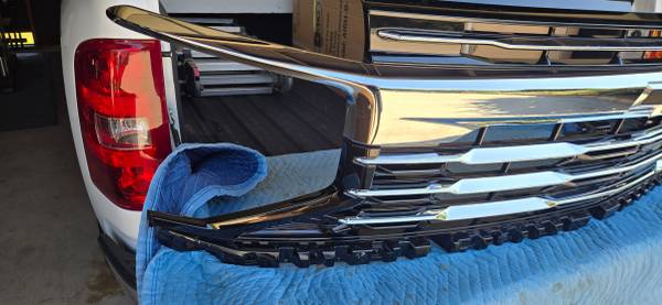 2025-2026 Chevrolet Tahoe/ Suburban přední chladič Grill Grille OE 85, Import USA — Foto 2 z 10