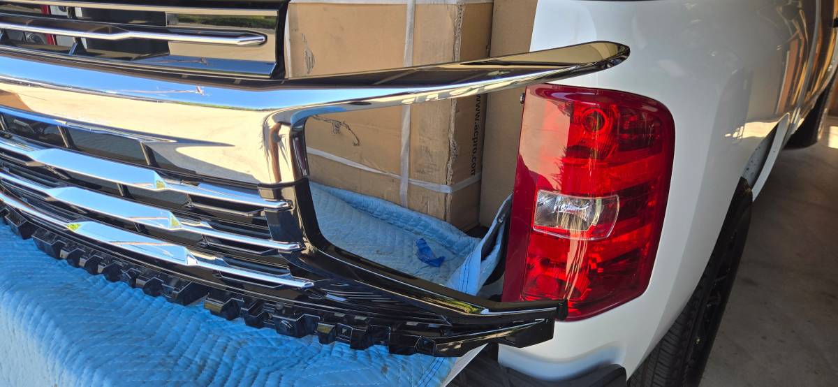 2025-2026 Chevrolet Tahoe/ Suburban přední chladič Grill Grille OE 85, Import USA — Foto 3 z 10