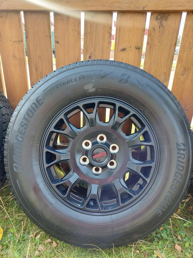 18" TRD Pro Wheels + Bridgestone Blizzak LT Winter Tires (265/70, Import Kanada — Foto 2 z 5