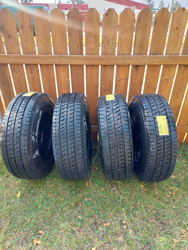 18" TRD Pro Wheels + Bridgestone Blizzak LT Winter Tires (265/70, Import Kanada — Foto 3 z 5