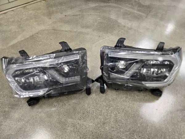 Genuine TOYOTA SEQUOIA / TUNDRA světlomet, Import USA — Foto 1