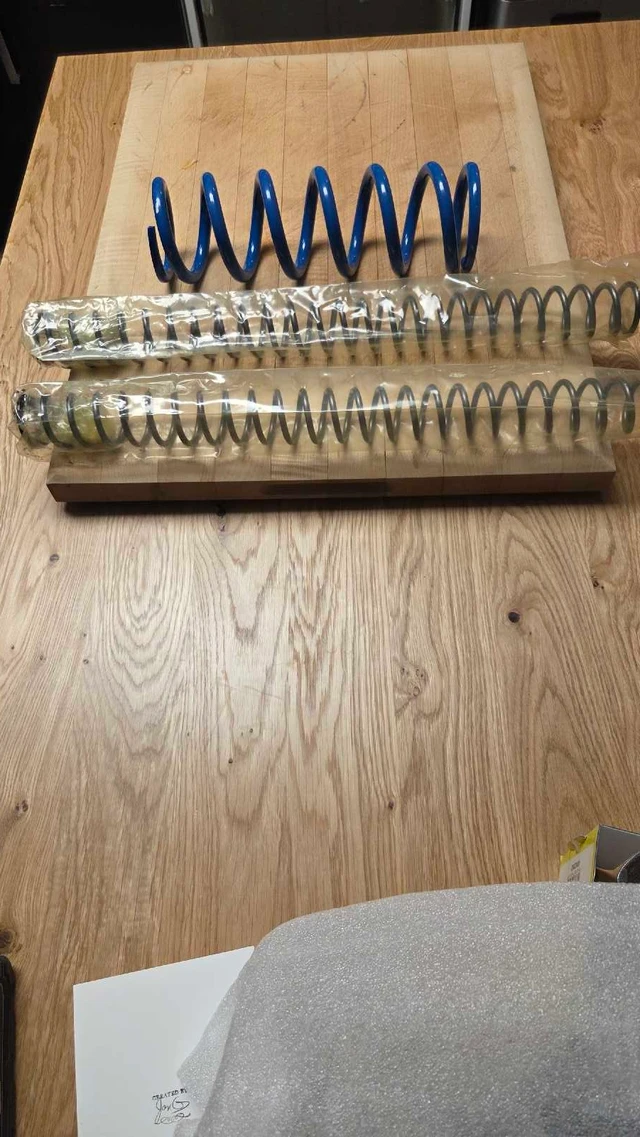 Dirt bike fork springs & shock spring, Import Kanada — Foto 1 z 2 Dirt bike fork springs & shock spring, Import Kanada — Foto 1 z 2