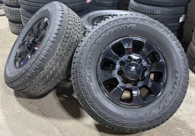 2016–2026 F-250/F-350 18” Black Rims & Bridgestone A/T Tires, schwarz, Import Kanada — Foto 1