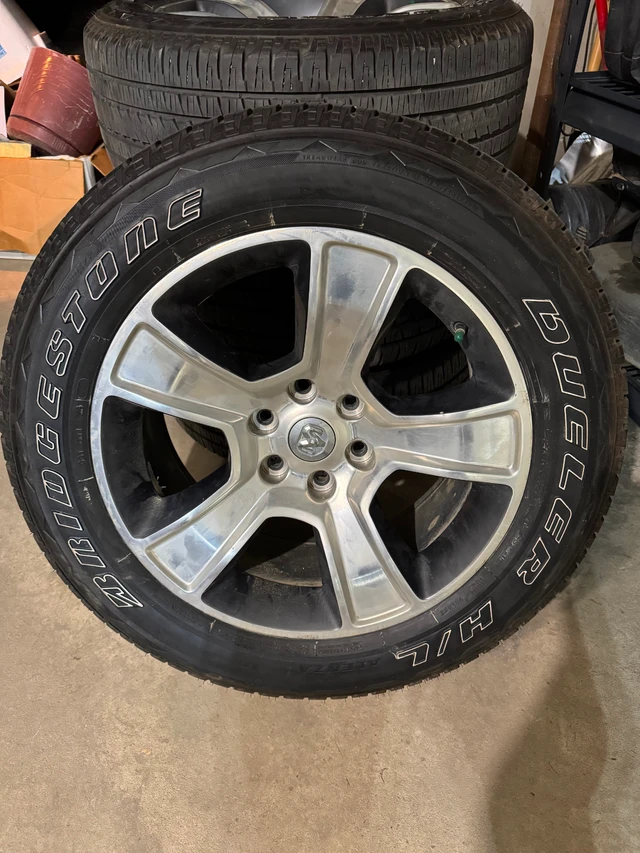 OE RAM 1500 20” Wheels & Bridgestone Tires – 275/55R20, rot, Import Kanada — Foto 1