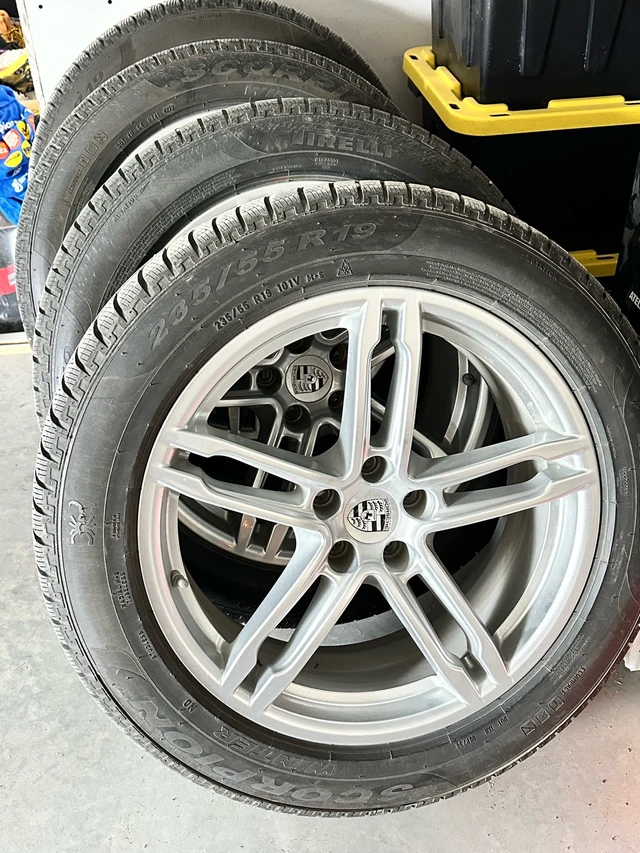 Porsche Macan Winter Tires with Rims, Import Kanada — Foto 1
