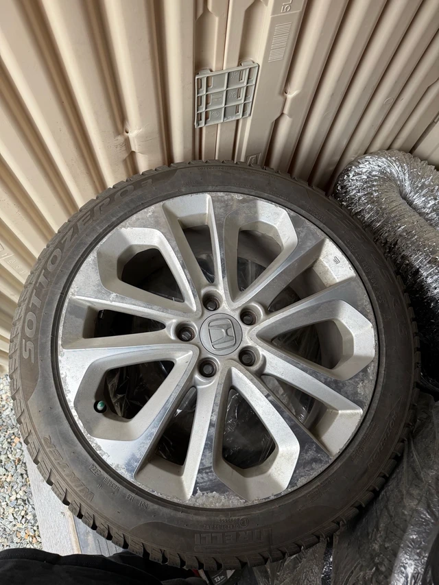 Pirelli Sottozero 3 Winter Tires 235/45R18 + Honda OE Wheels, Import Kanada — Foto 1
