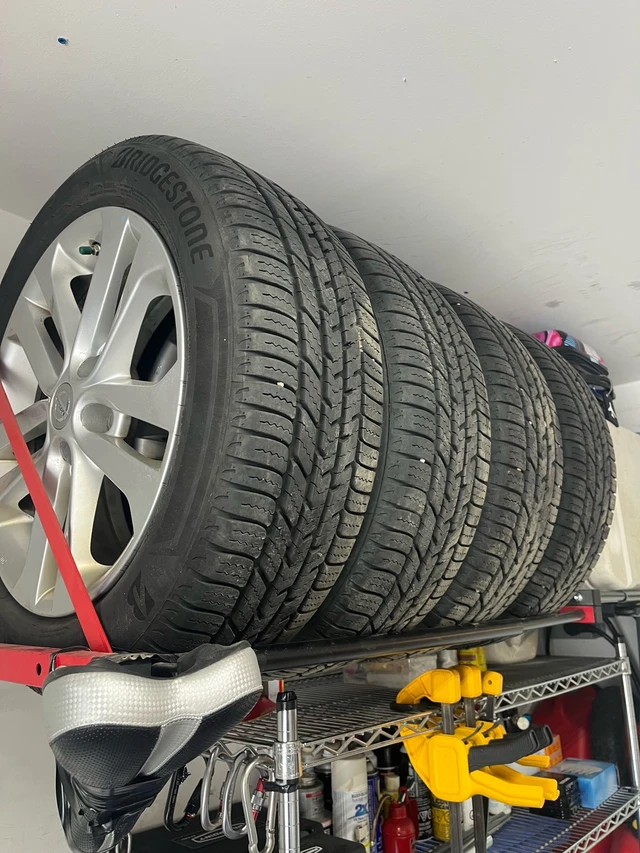 sada 4 215/55/R17 Wheels and Tires All Season, Import Kanada — Foto 1