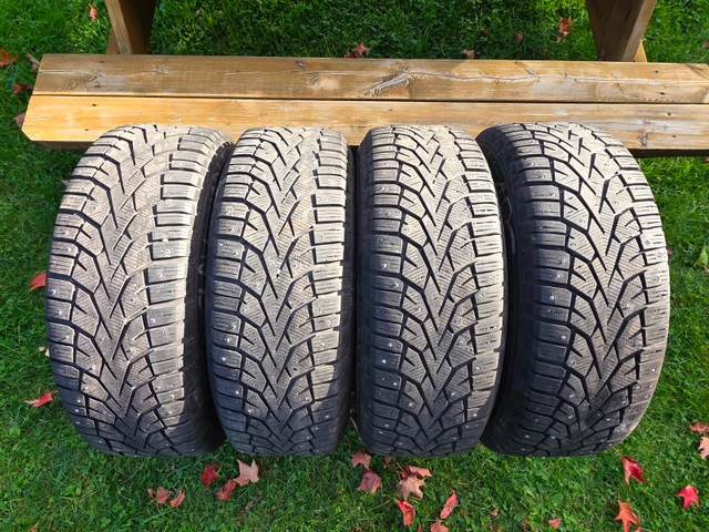 4 Pneus D'hiver General P235/65r17 *cloûtés* Sur Rims OE Nissan, Import Kanada — Foto 1