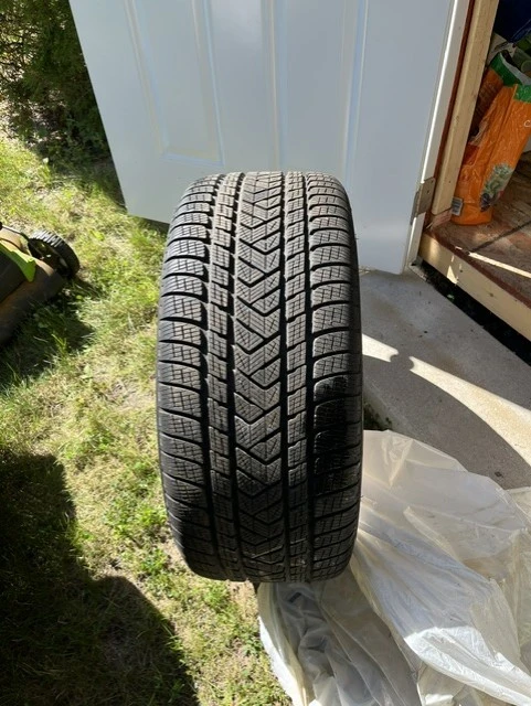 Pneus d'hiver Pirelli No XL Porsche comme neufs 2900km (4 pneus), Import Kanada — Foto 1