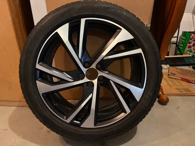 Volvo XC40 Pirelli Tires + OE Rims — $1,200, Import Kanada — Foto 1