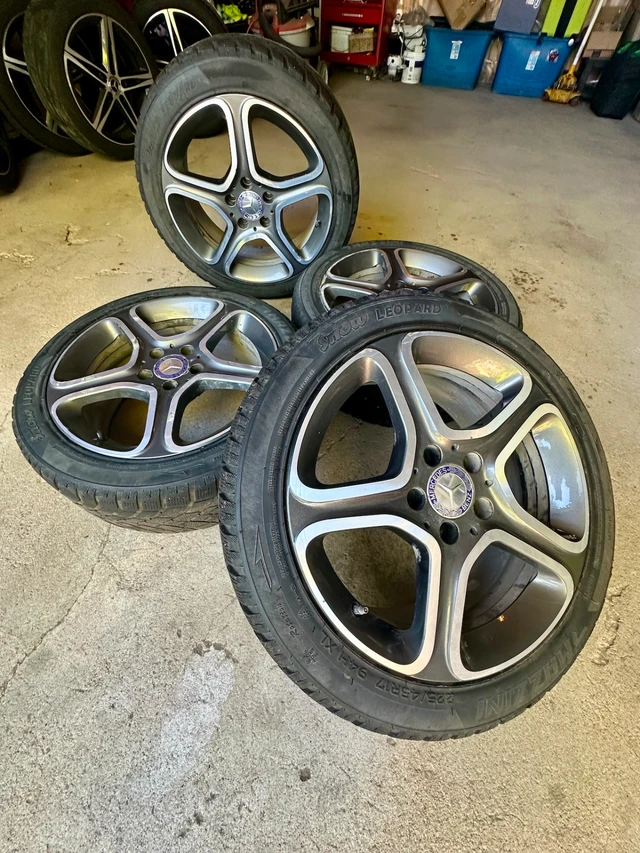 Mercedes-Benz CLA250 17-inch Rims and Winter Tires, Import Kanada — Foto 1