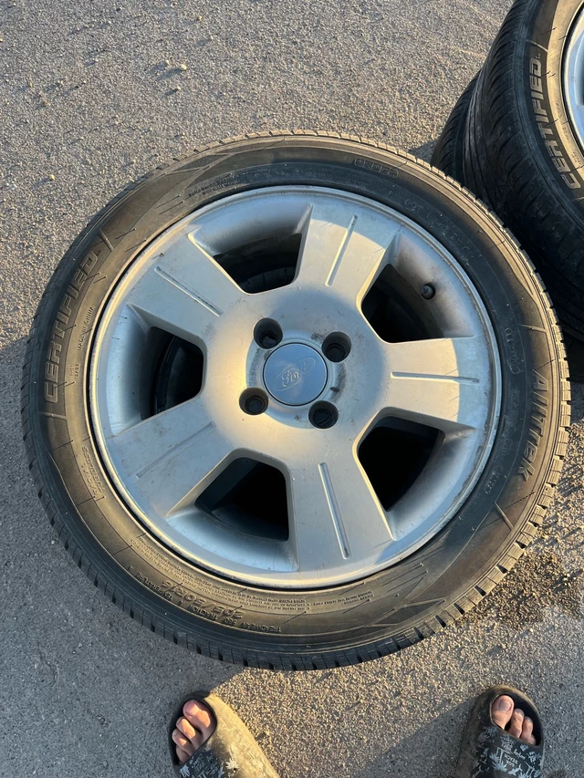 Ford Focus Original Rims with 205 50 R16 Tires, Import Kanada — Foto 1