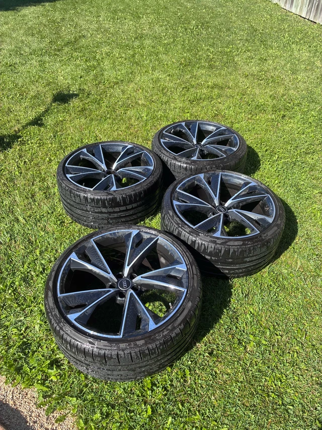 OE Genuine 22" 2021 Audi RS7 Black Optics Rims. Pirelli tires, schwarz, Import Kanada — Foto 1
