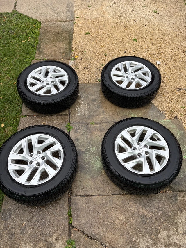 2016 Honda CRV - Michelin All-weather Tires on Rims, Import Kanada — Foto 1