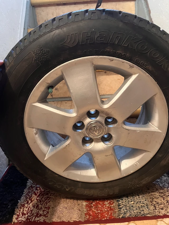 Hankook Winter Tires 195/65R15 on Toyota Alloy Rims – sada 4, Import Kanada — Foto 1 | AMECAR Hankook Winter Tires 195/65R15 on Toyota Alloy Rims – sada 4, Import Kanada — Foto 1