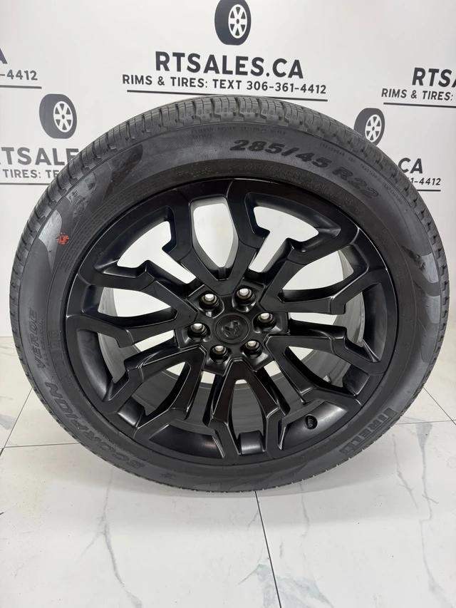 285/45/22 Pirelli Tires 22 inch Ram 1500 Rims 6x139 demontovaný, Import Kanada — Foto 1