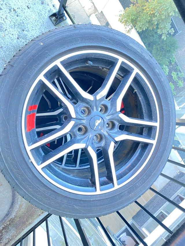 2022 Mustang EcoBoost OE Wheels & Tires，235/50R18– sada 4, Import Kanada — Foto 1