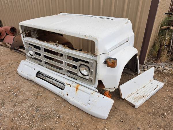 komplet předek: nárazník, blatníky, kapota, mřížka — OE 1973-1987 GMC Large Truck přední End, Import USA — Foto 1 | AMECAR komplet předek: nárazník, blatníky, kapota, mřížka — OE 1973-1987 GMC Large Truck přední End, Import USA — Foto 1