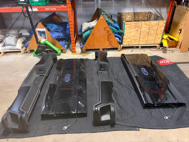 Two OE Ford Super Duty tailgates for sale. Selling separately., Import Kanada — Foto 1