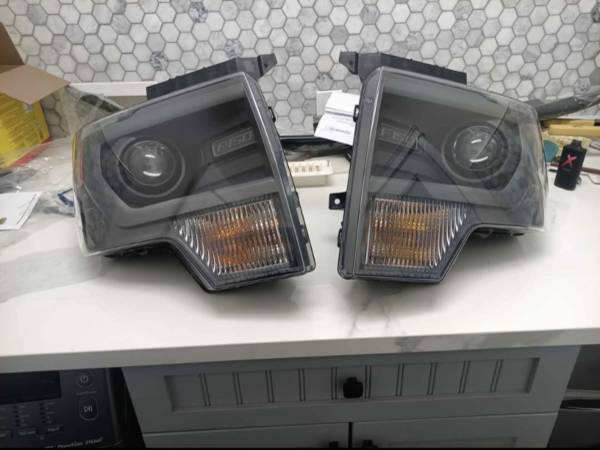 Genuine OE Ford HID projector světlomet removed from a 2014 F-150 SVT Raptor., Import USA — Foto 1