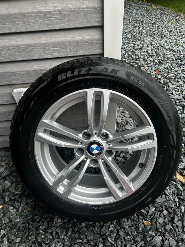 OE BMW winter rims and tires off of a 2017 BMW X3 225/60/17, Import Kanada — Foto 1