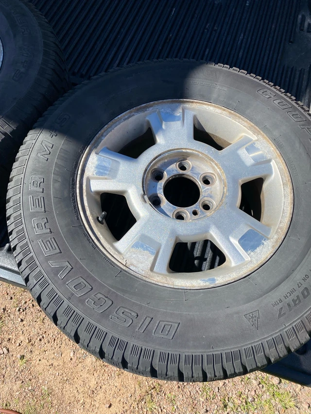 FOR SALE: 2009 Ford F-150 sada (4) 17” rims and winter tires, Import Kanada — Foto 1