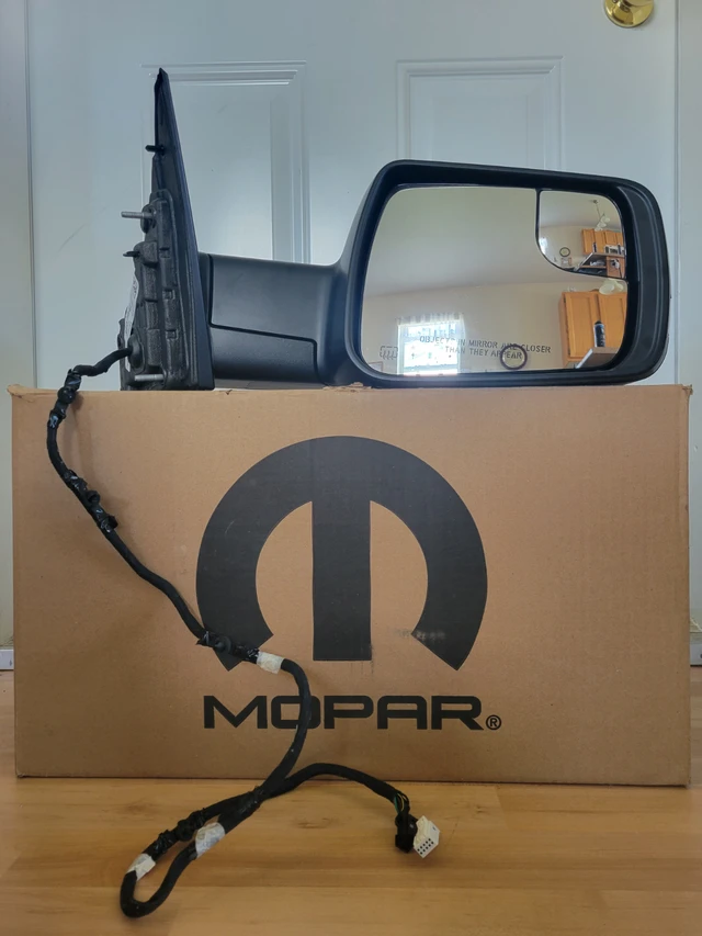 OE Mopar pravý Mirror | Save $400 | 2019-22 Ram 1500, Import Kanada — Foto 1