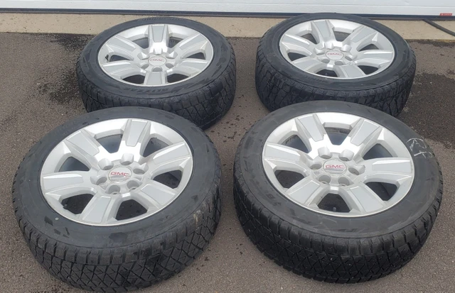 4- Bridgestone winter tires on GM aluminum rims with center caps, Import Kanada — Foto 1