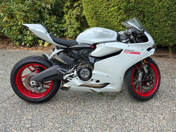 2015 Ducati, Import Kanada — Foto 3 z 12