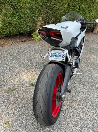 2015 Ducati, Import Kanada — Foto 4 z 12