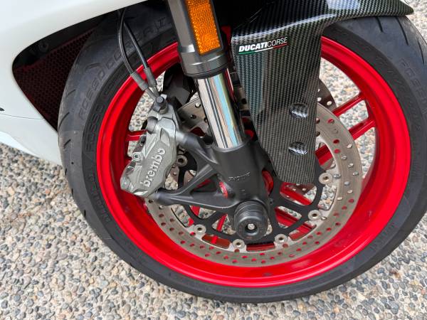 2015 Ducati, Import Kanada — Foto 9 z 12