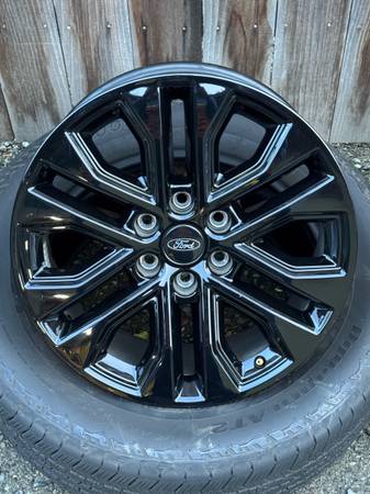 OE 2024 Ford F-150 20”x8.5” Lariat Gloss Black Wheelset w/TPMS senzor, schwarz, Import USA — Foto 1