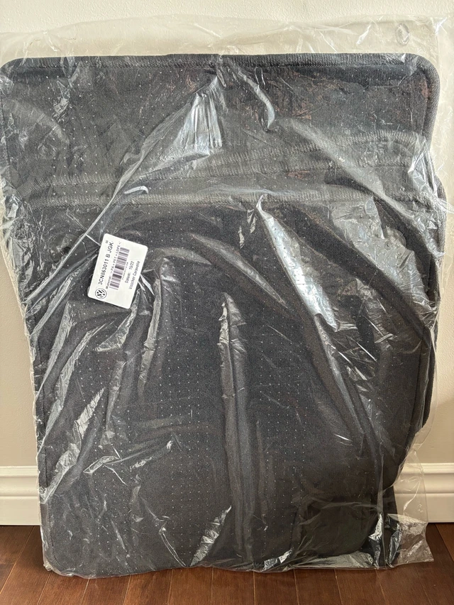 nový OE Volkswagen Tiguan Carpet Floor Mats – Sealed, Import Kanada — Foto 1