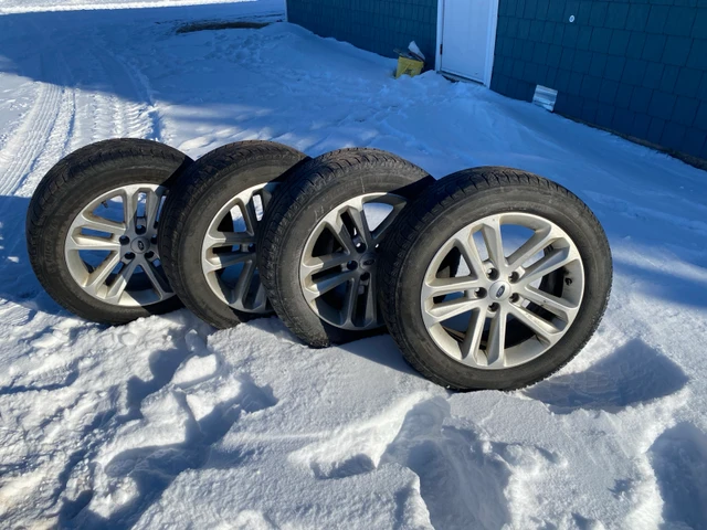 235/55r18 Michelin Latitude winter tires on factory ford rims, Import Kanada — Foto 1
