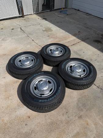 OE Ford F250Wheels (17-inch): Standard 17-inch steel wheels nový tire, Import USA — Foto 1