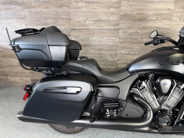 2023 Indian, schwarz, Import USA — Foto 9 z 12