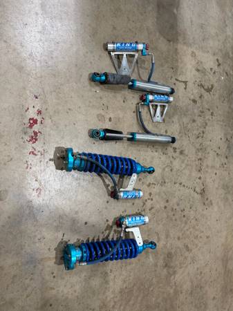 Toyota 200 series Landcruiser King 2.5 Remote Reservoir Shocks w/ Adjusters - To, Import USA — Foto 1