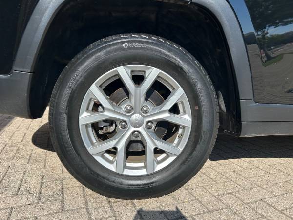 Jeep Cherokee OE 4 Rims & 4 Tires Like nový, Import USA — Foto 1
