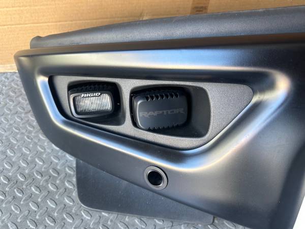 2024 Ford F-150 Raptor přední nárazník with Rigid Lights, Import USA — Foto 2 z 3
