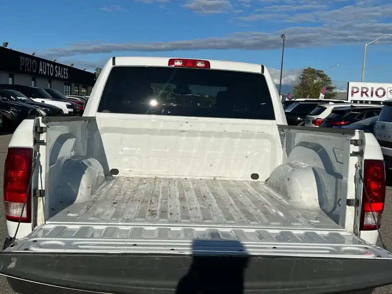 2023 RAM 1500 Classic, weiß, 63.392 km, Import Kanada — Foto 9 z 12