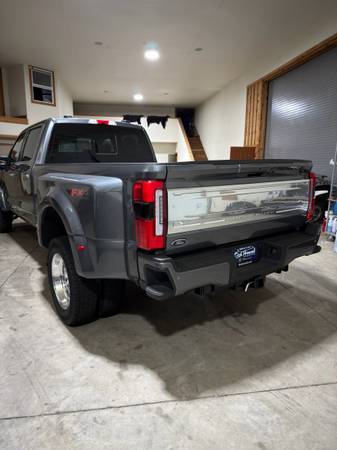 2026 Ford F-450 Platinum Dually Bed demontovaný OE, Import USA — Foto 1