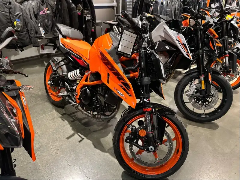 2024 KTM 390 Duke, orange, Import Kanada — Foto 2 z 4