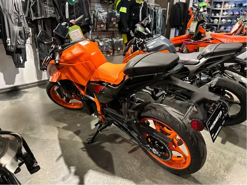 2024 KTM 390 Duke, orange, Import Kanada — Foto 3 z 4
