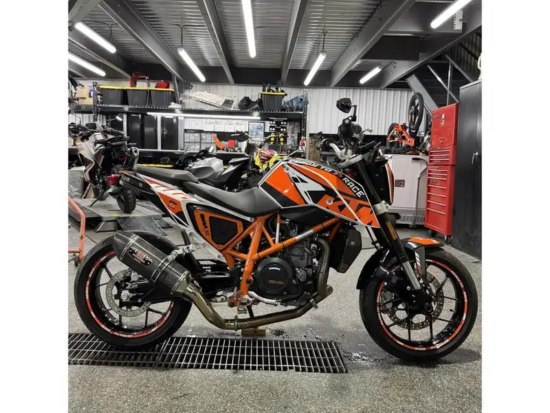 2017 KTM Duke 690, orange, Import Kanada — Foto 1
