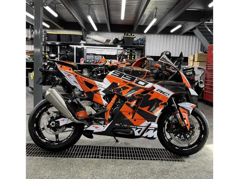 2026 KTM RC, orange, Import Kanada — Foto 1