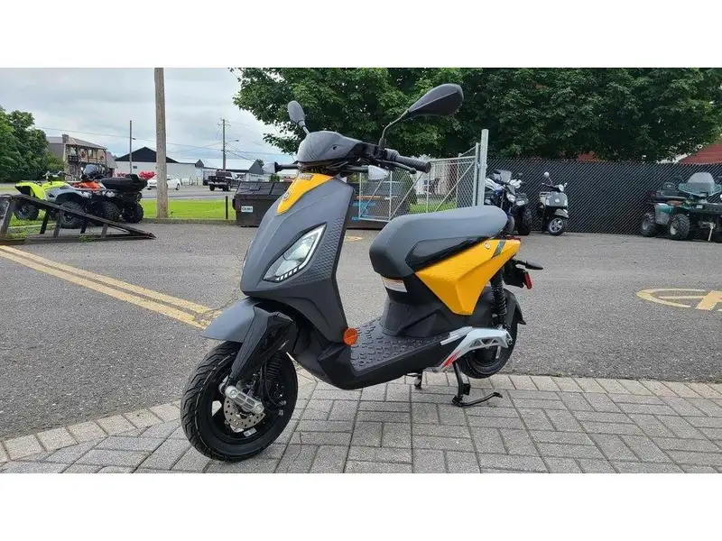 2022 Piaggio 1 Active, gelb, Import Kanada — Foto 1