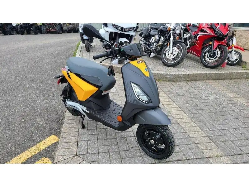 2022 Piaggio 1 Active, gelb, Import Kanada — Foto 2 z 8