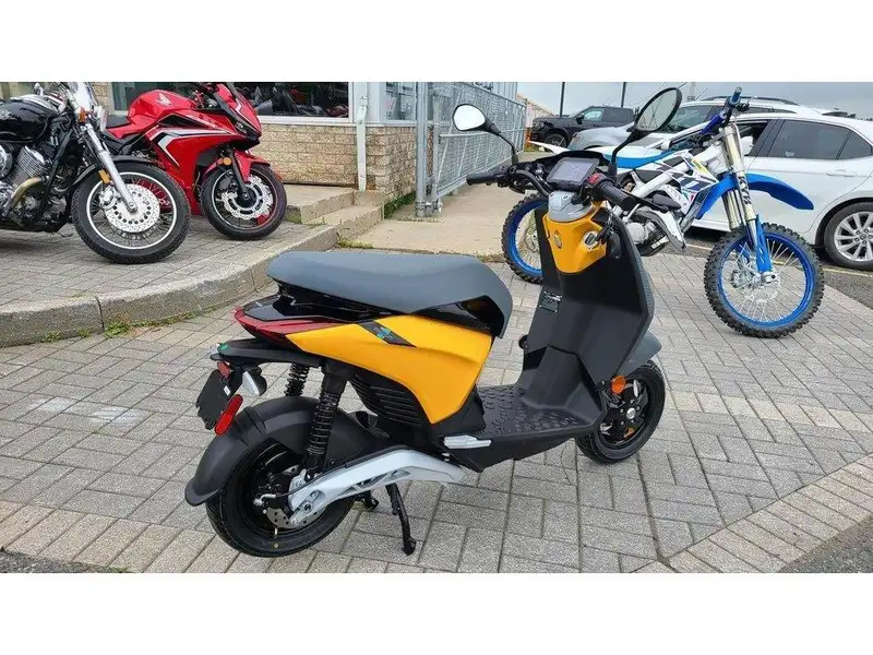 2022 Piaggio 1 Active, gelb, Import Kanada — Foto 3 z 8